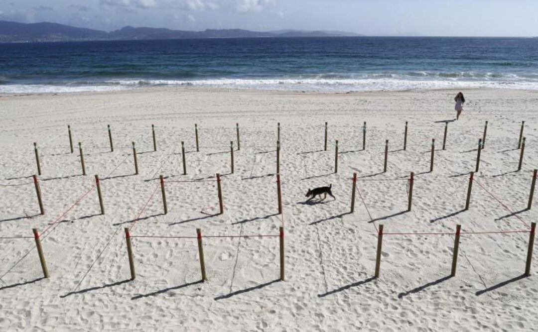 Playa de Silgar dividida en parcelas para el verano 2020