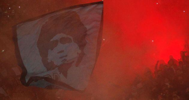 Bandera con la cara de Maradona en la grada de San Paolo