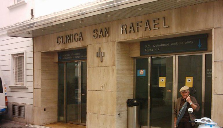 Entrada de la clínica de San Rafael en Cádiz