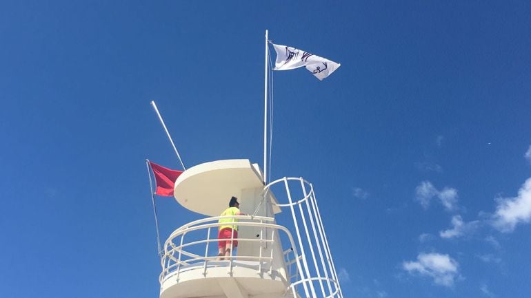 Moraira iza la bandera roja y la bandera peligro medusas en sus playas. 