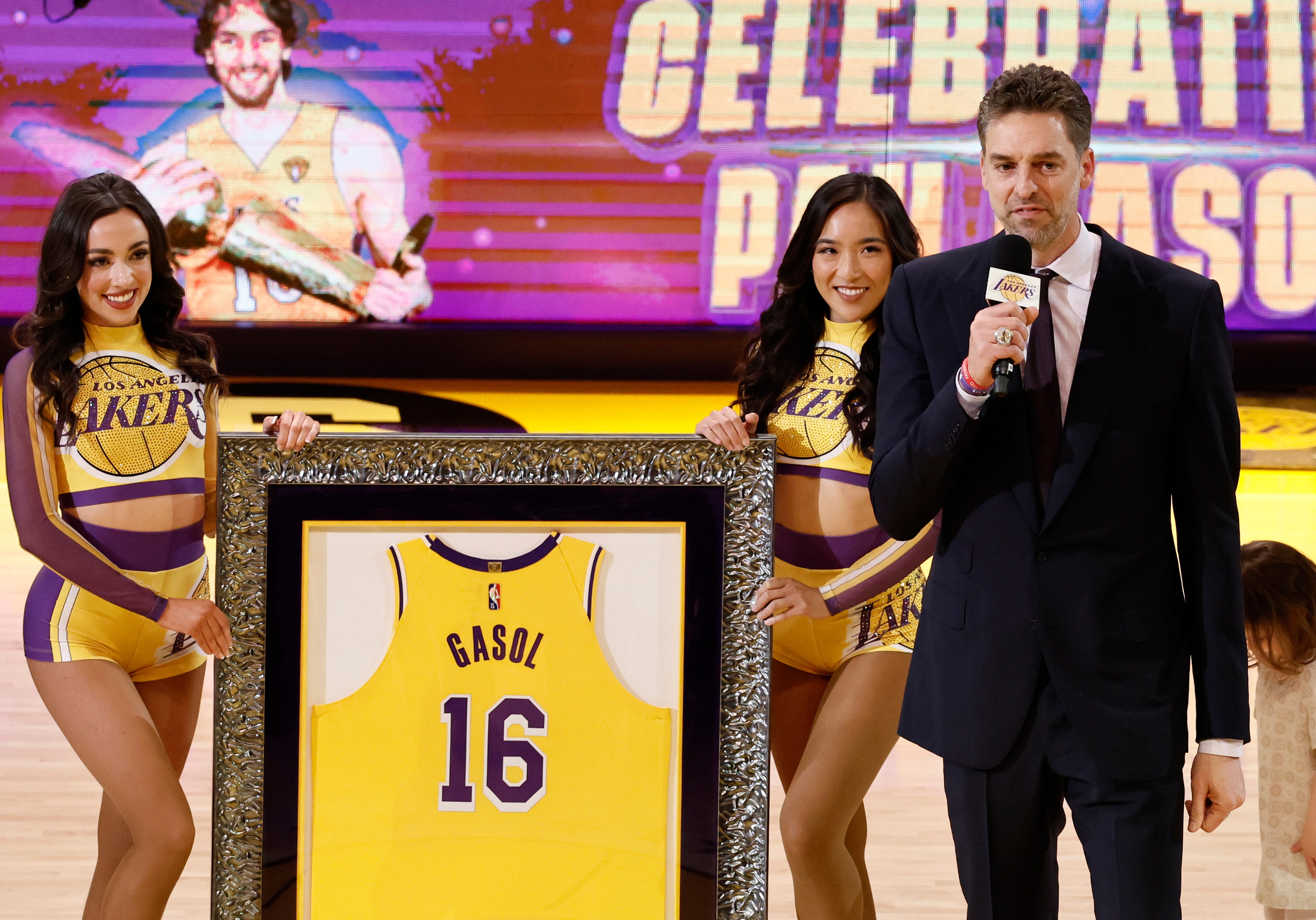 Gasol, durante la ceremonia de retirada de su camiseta de Los Angeles Lakers.