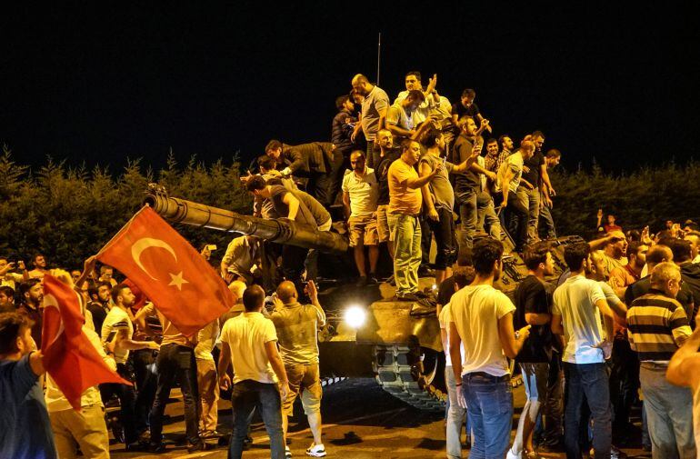 Un grupo de ciudadanos turcos plantando cara a los militares golpistas las noche del 15 de julio de 2016