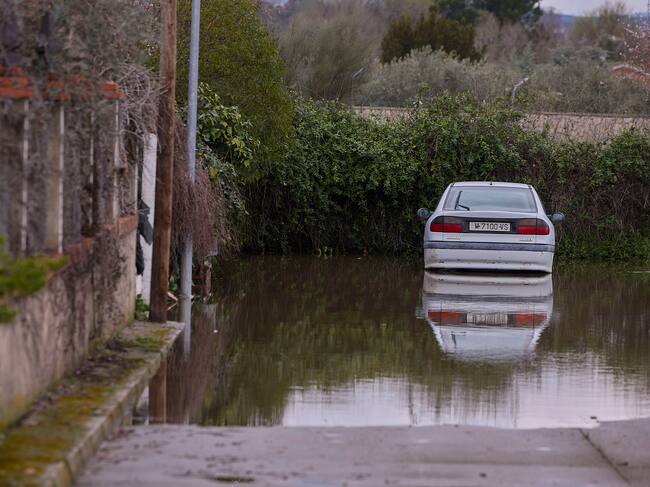 ESCALONA (TOLEDO), 12/03/2025.-Vista de la crecida del río Alberche en Escalona (Toledo) este miércoles. Diez viviendas más han tenido que ser desalojadas a última hora de este martes en Escalona (Toledo) por la crecida del río Alberche, en la zona de Riberas del Alberche, donde en total están evacuadas una sesenta casas.- EFE/Manu Reino