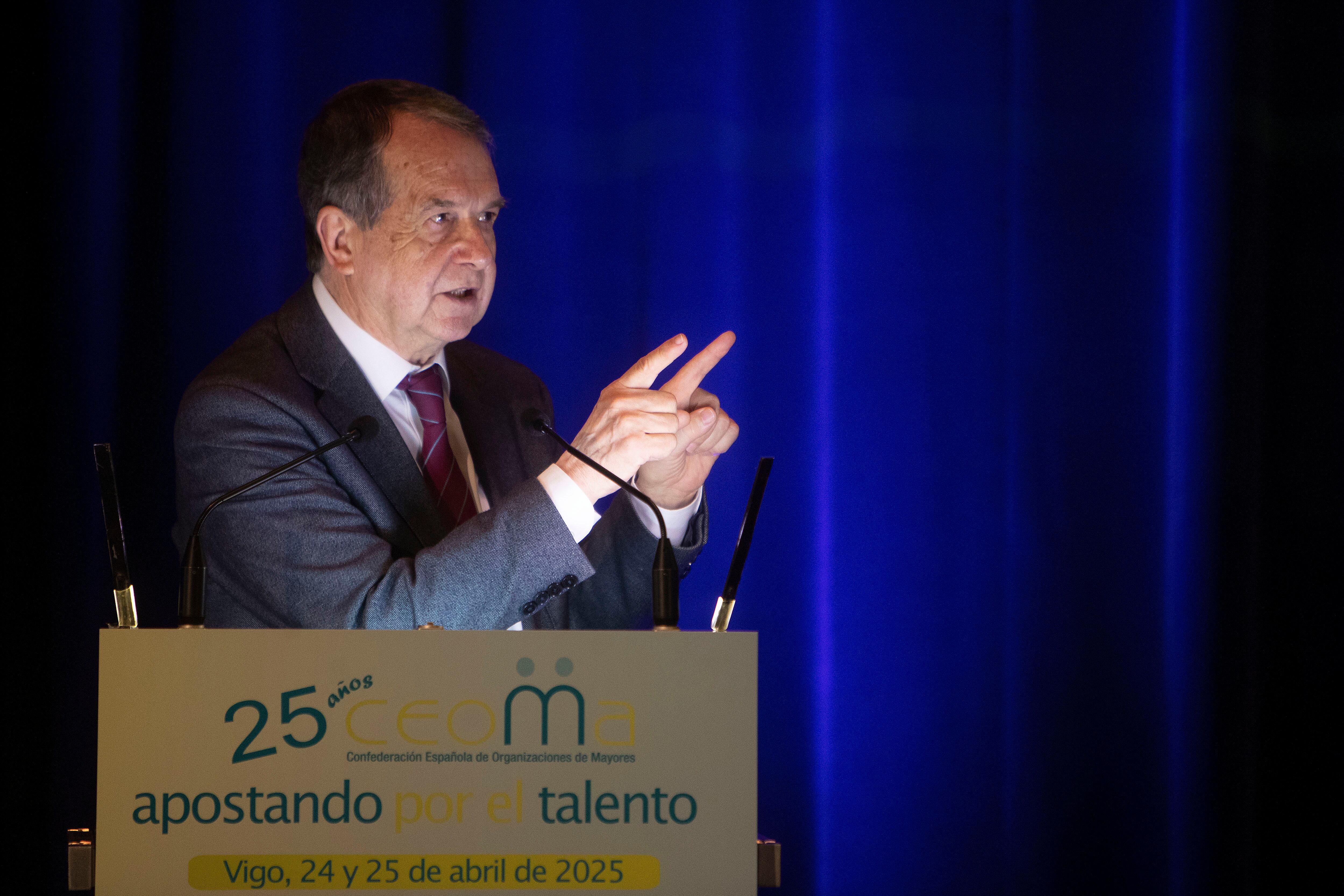 VIGO, 24/04/2025.- El alcalde de Vigo, Abel Caballero, participa en la inauguración del XII congreso nacional de la Confederación Española de Organizaciones de Mayores (CEOMA) bajo el título '25 años apostando por el talento sénior', este jueves en Vigo. EFE / Salvador Sas