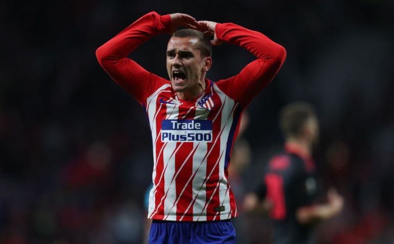 Griezmann se queja al árbitro 