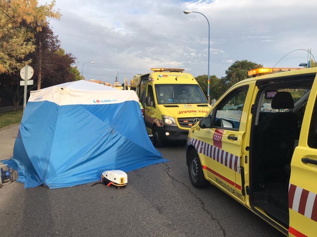 Sanitarios del SUMMA 112 acuden al lugar en el que un hombre de 30 años ha fallecido tras una reyerta en Leganés.