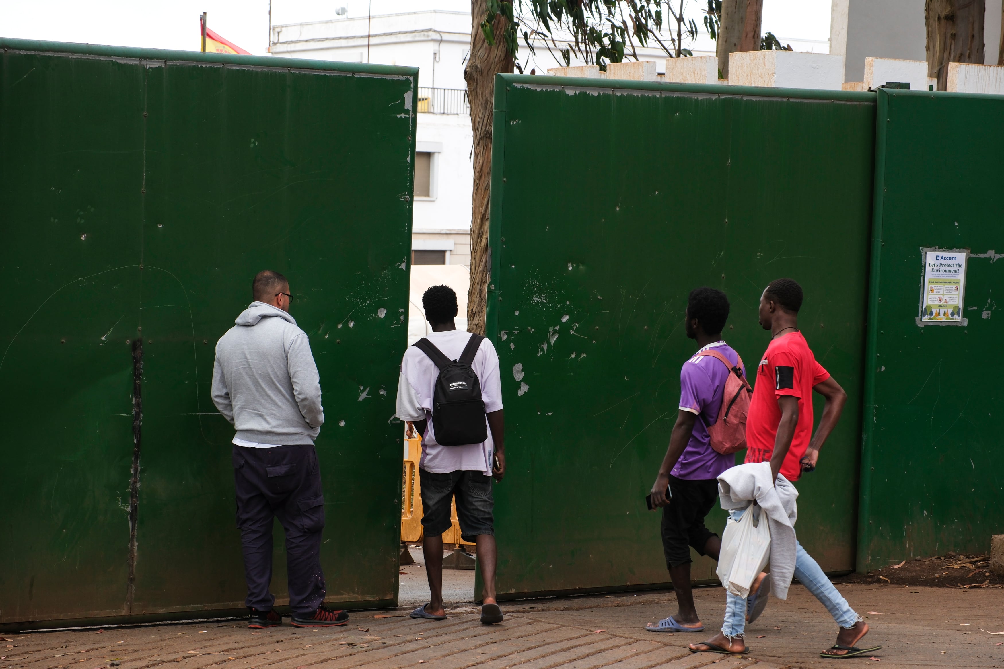LA LAGUNA (TENERIFE) (ESPAÑA), 16 /07/2025.- Tres hombres entran al Centro de Primeras Llegadas (CPLL) para migrantes de Las Raíces en Tenerife. EFE/Alberto Valdés
