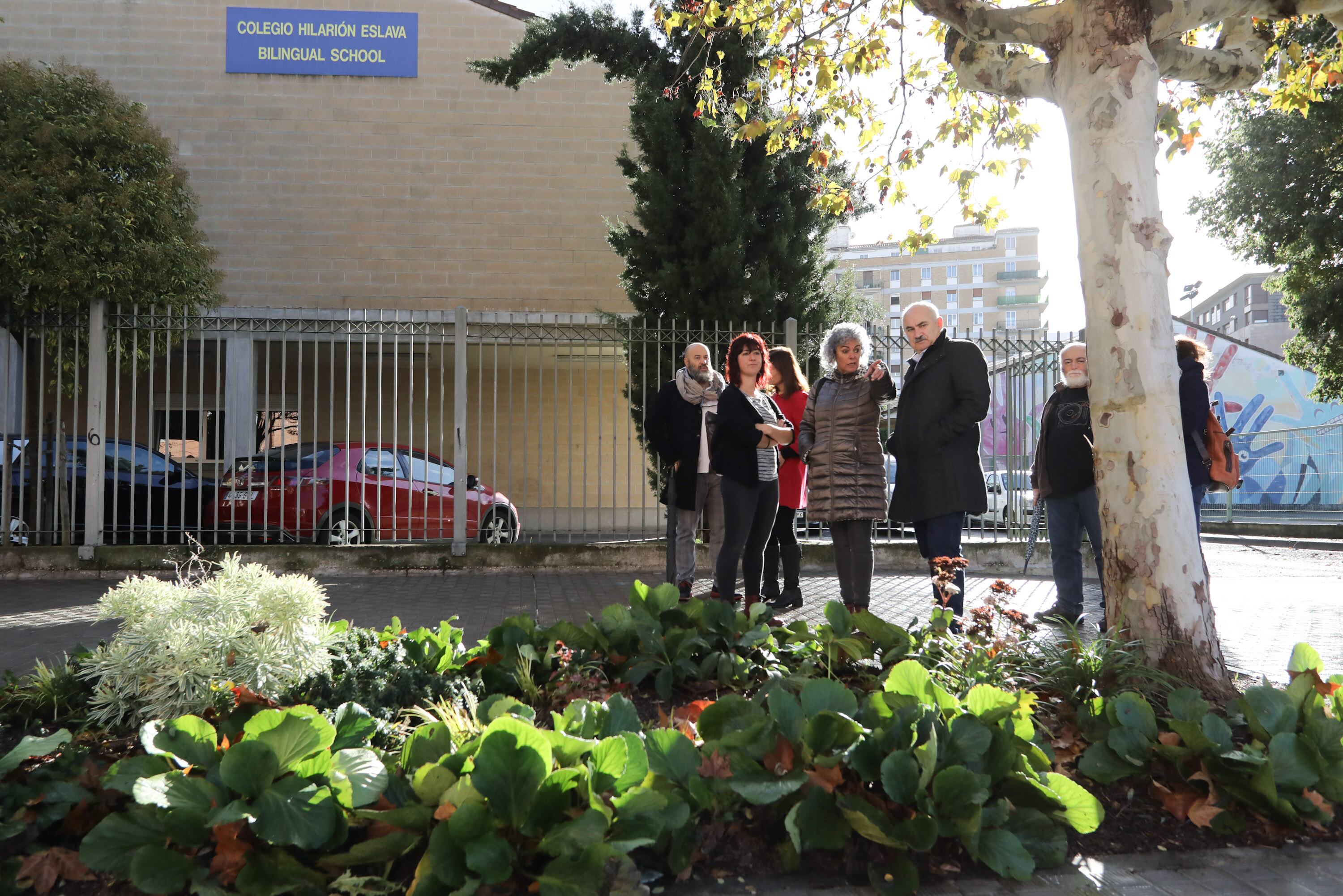 El consejero Aierdi junto a la alcaldesa de Burlada, Berta Arizkun, en la visita a la acción ejecutada bajo el PACE de la localidad.