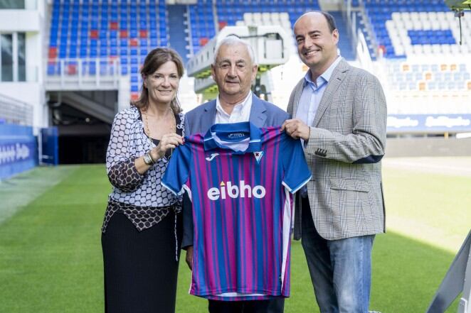 En la rueda de prensa de presentación del acuerdo han participado la presidenta de la SD Eibar, Amaia Gorostiza, Anastasio Sacedo, fundador y presidente del Consejo de Administración de Eibho y Asier Sacedo, CEO de la empresa