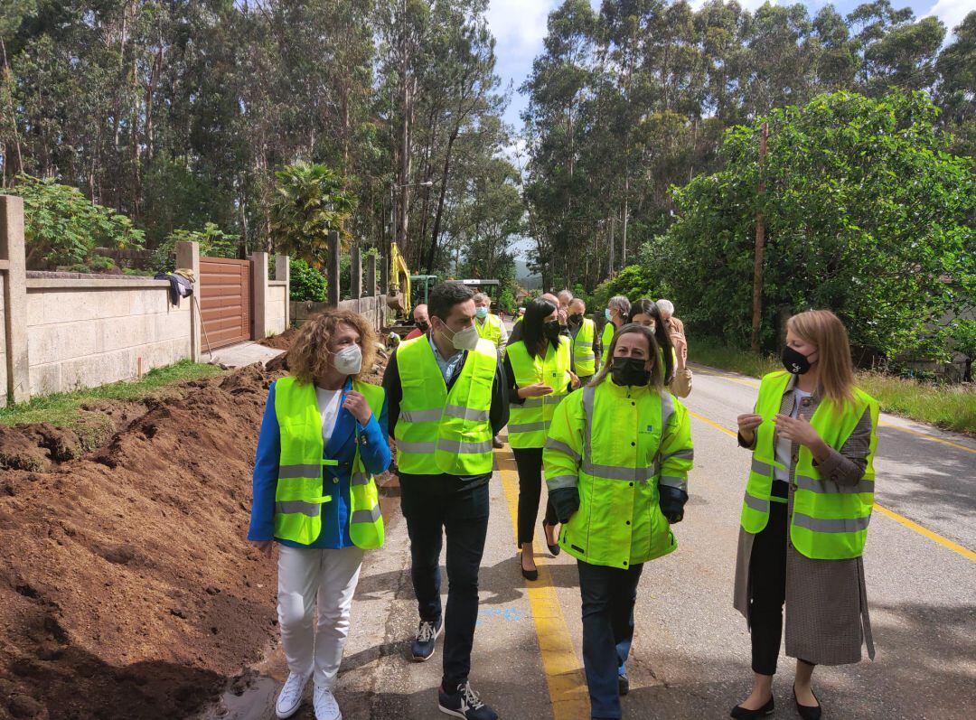 La conselleira de Infraestruturas e Mobilidade, Ethel Vázquez (segunda por la derecha), junto a la alcaldesa de Salceda, Loli Castiñeira (primera por la derecha) y otros representantes municipales en la visita a unas obras en Parderrubias.