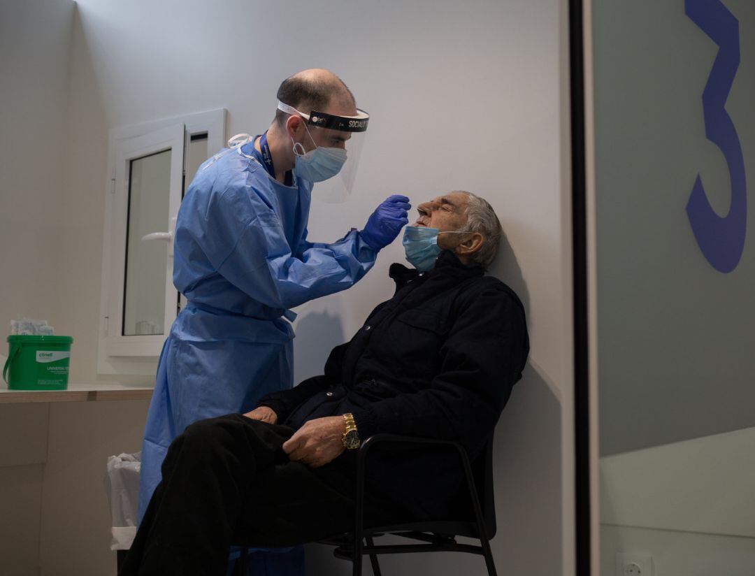 Archivo - Un hombre se somete a una prueba PCR.