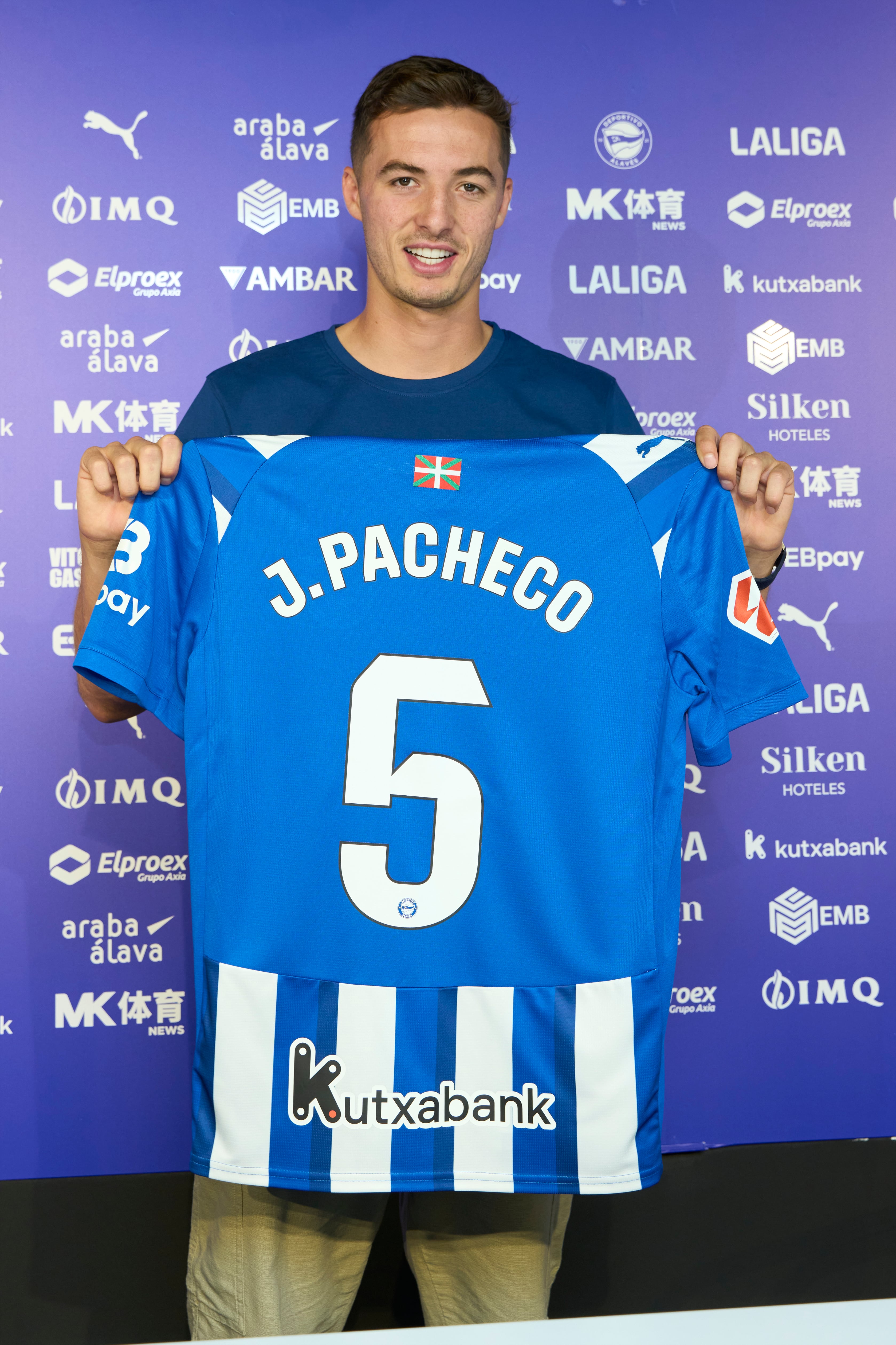 Presentación de Jon Pacheco como jugador del Deportivo Alavés.