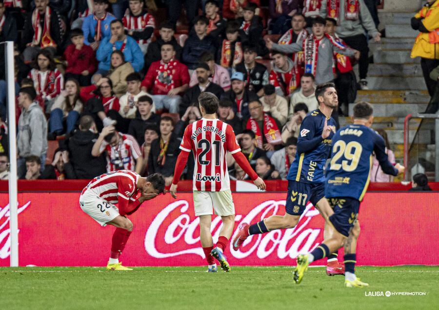 Waldo marca el segundo gol del Tenerife ante la desolación de los jugadores del Sporting.