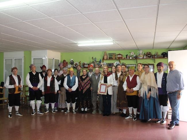 Foto de familia de los participantes en en el homenaje a Sandra González