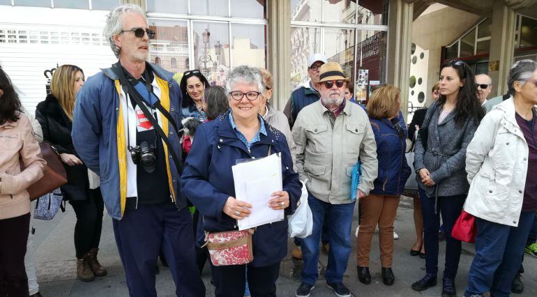 La ex presidenta de Cruz Roja ha comparecido en la plaza Mayor rodeada de más de una treintena de personas, entre otros, los concejales de Ganemos Nieves Peinado y Jorge Fernández