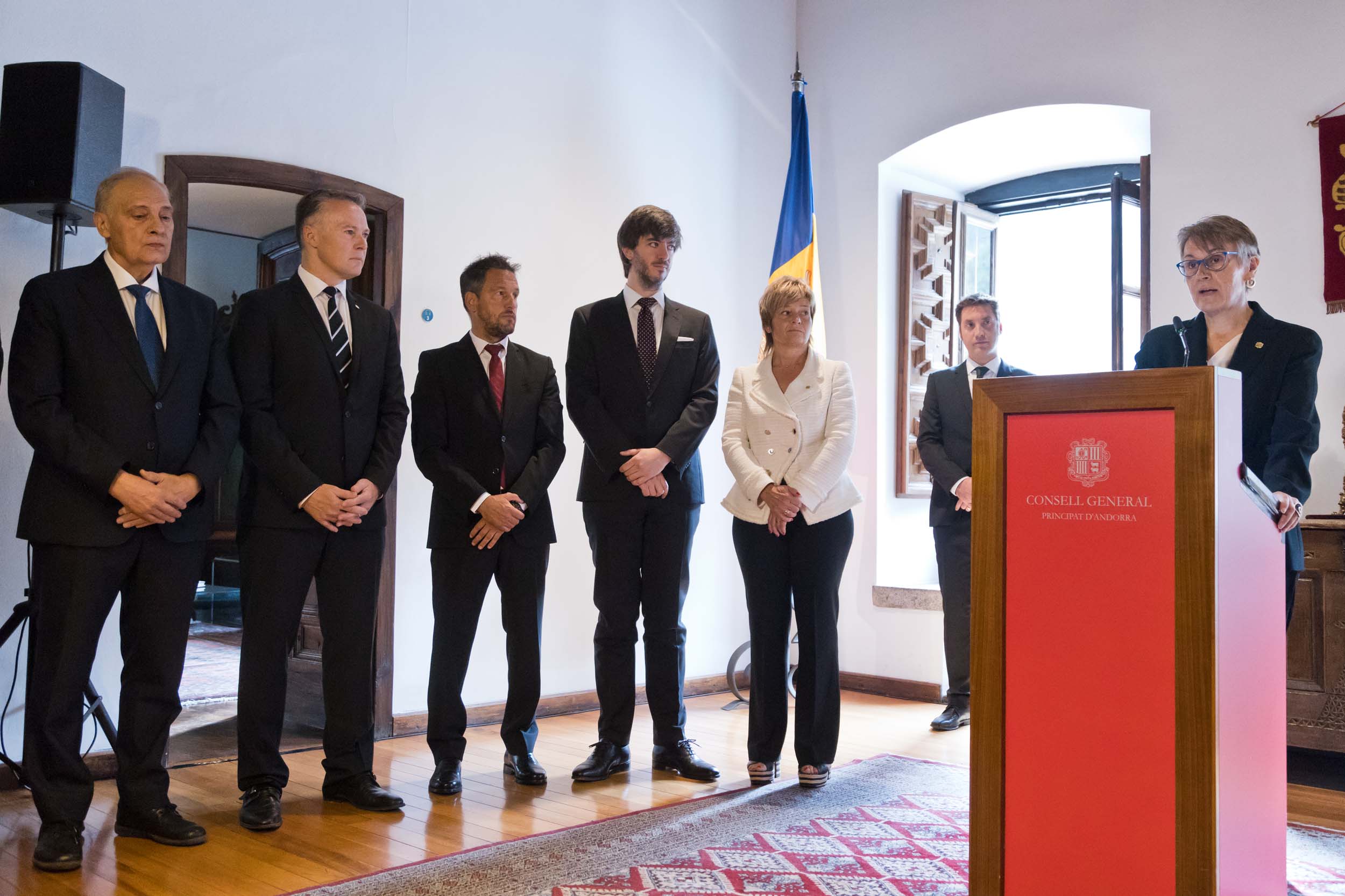 Els presidents de grups parlamentaris i la subsíndica, escoltant el discurs de Suñé.