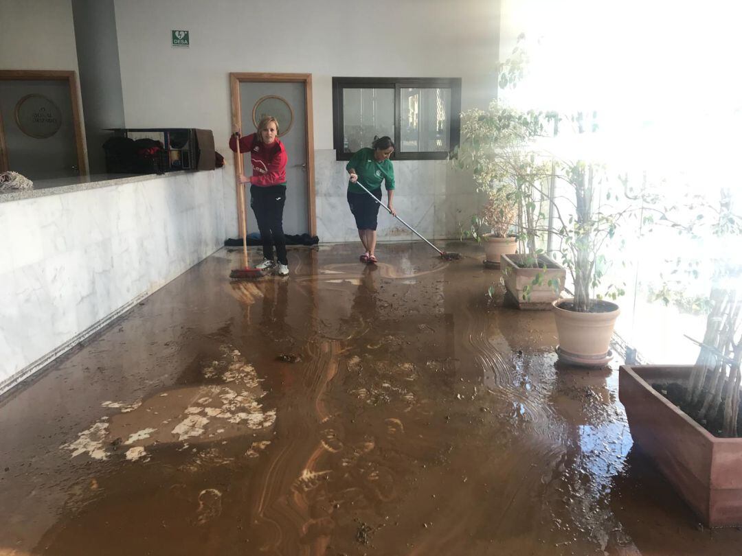 El Ayuntamiento de Ronda está actuando desde primera hora en la piscina municipal cubierta para que pueda estar operativa esta misma tarde. 