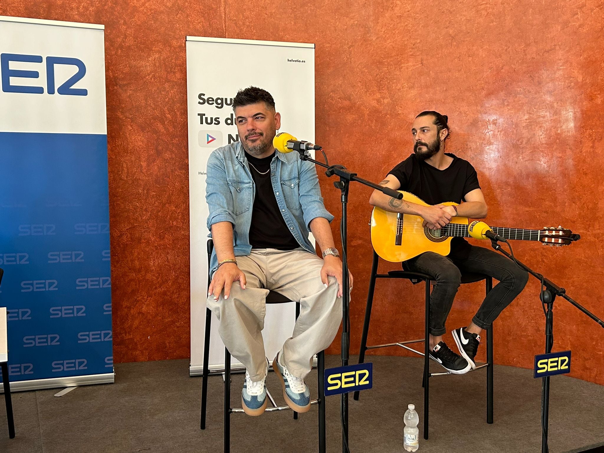 Demarco Flamenco en su actuación en la sede de Helvetia Seguros, junto a su guitarrista Jesús San Román