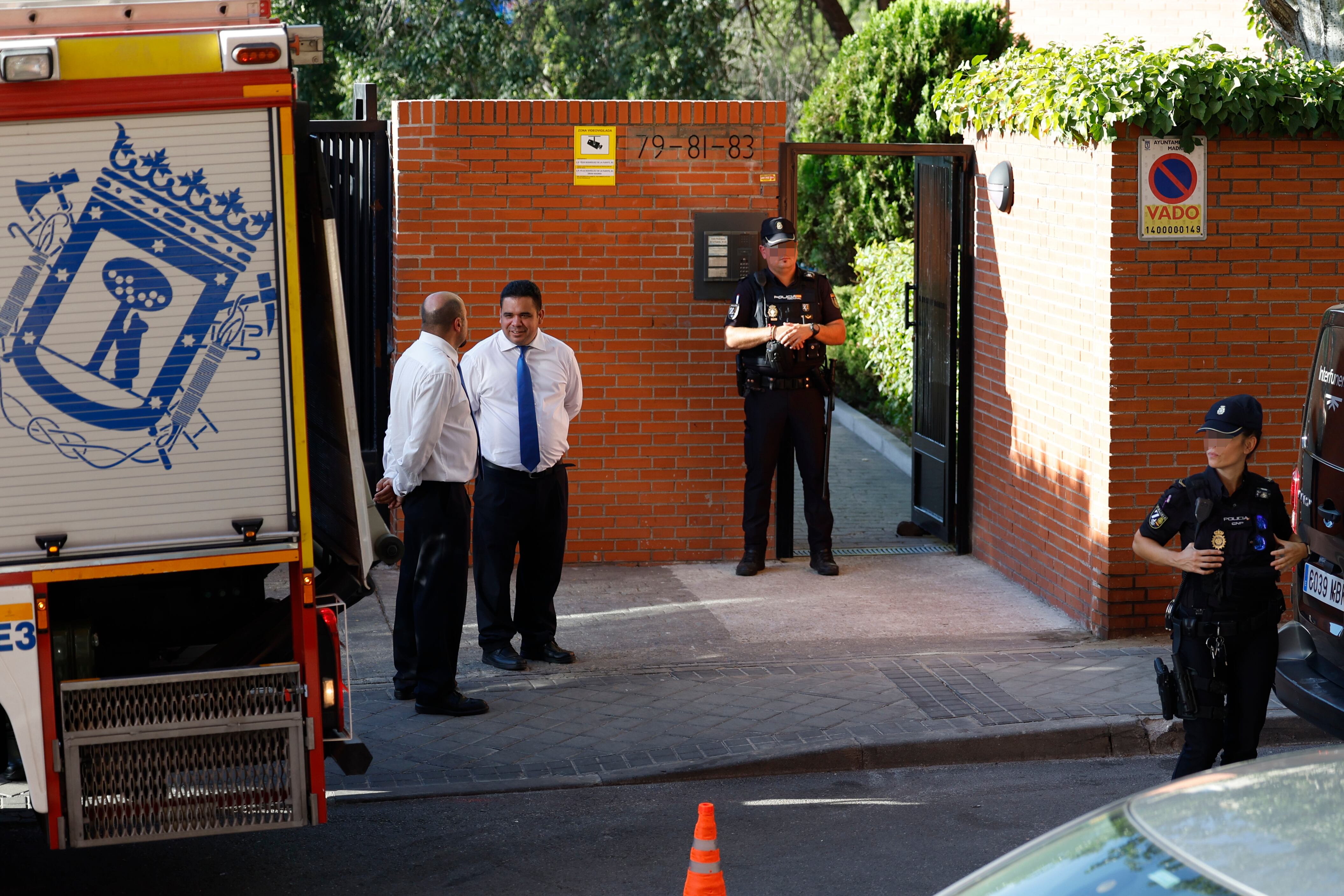 MADRID, 17/08/2023.- La Policía Nacional investiga el hallazgo este jueves de los cadáveres en avanzado estado de descomposición de una mujer de 51 años y un hombre de 62 en un domicilio del distrito madrileño de Moratalaz, un suceso en el que se maneja como principal hipótesis que se trate de un nuevo crimen de violencia machista.