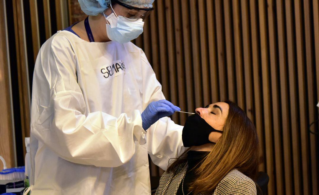 Archivo - Realización de test de antígenos de detección del COVID-19.