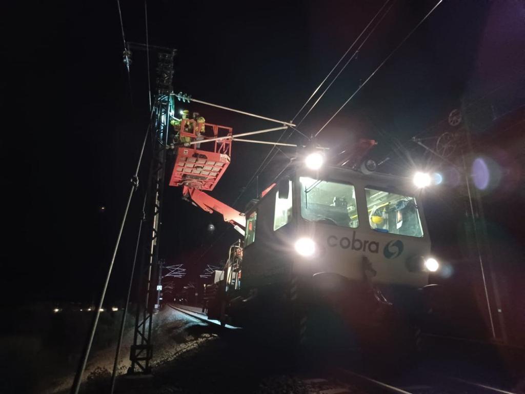 Operarios trabajando en las tareas de recuperación del servicio de la línea de Alta Velocidad