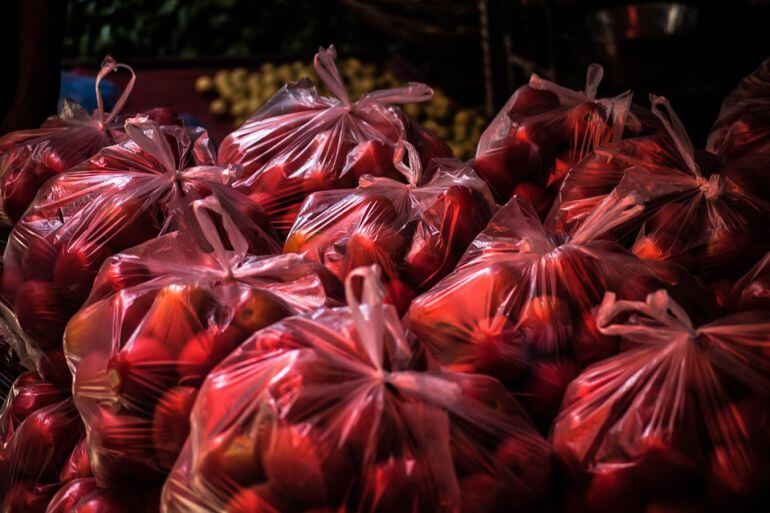 Imagen de archivo de varias bolsas de plástico.