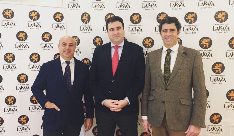 El pregonero de la Semana Santa de Sevilla 2018, José Ignacio del Rey Tirado, flanqueado por los responsables del Grupo La Raza, Pedro Sánchez Cuerda, a la izquierda, y José Ignacio de Rojas