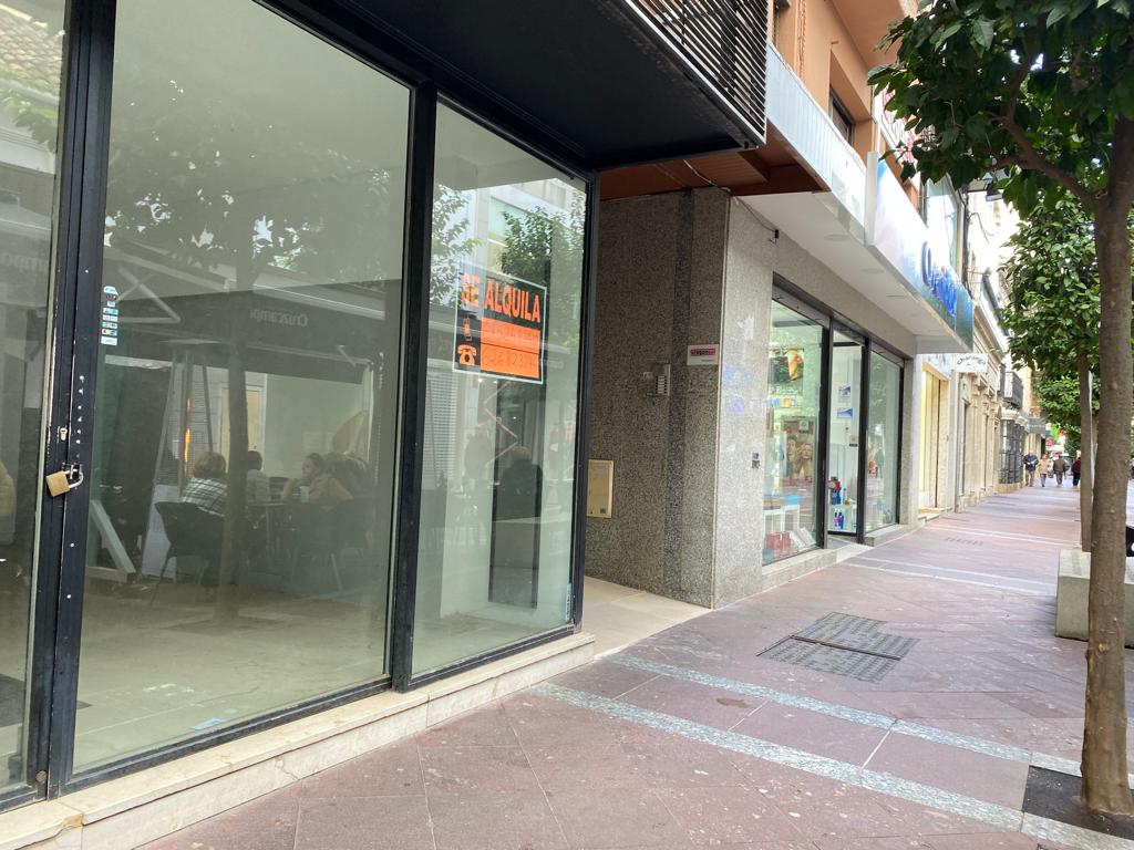 Un local en alquiler en la calle Regino Martínez de Algeciras