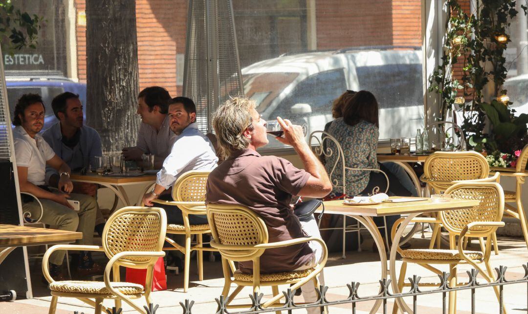 Varias personas en una terraza.
