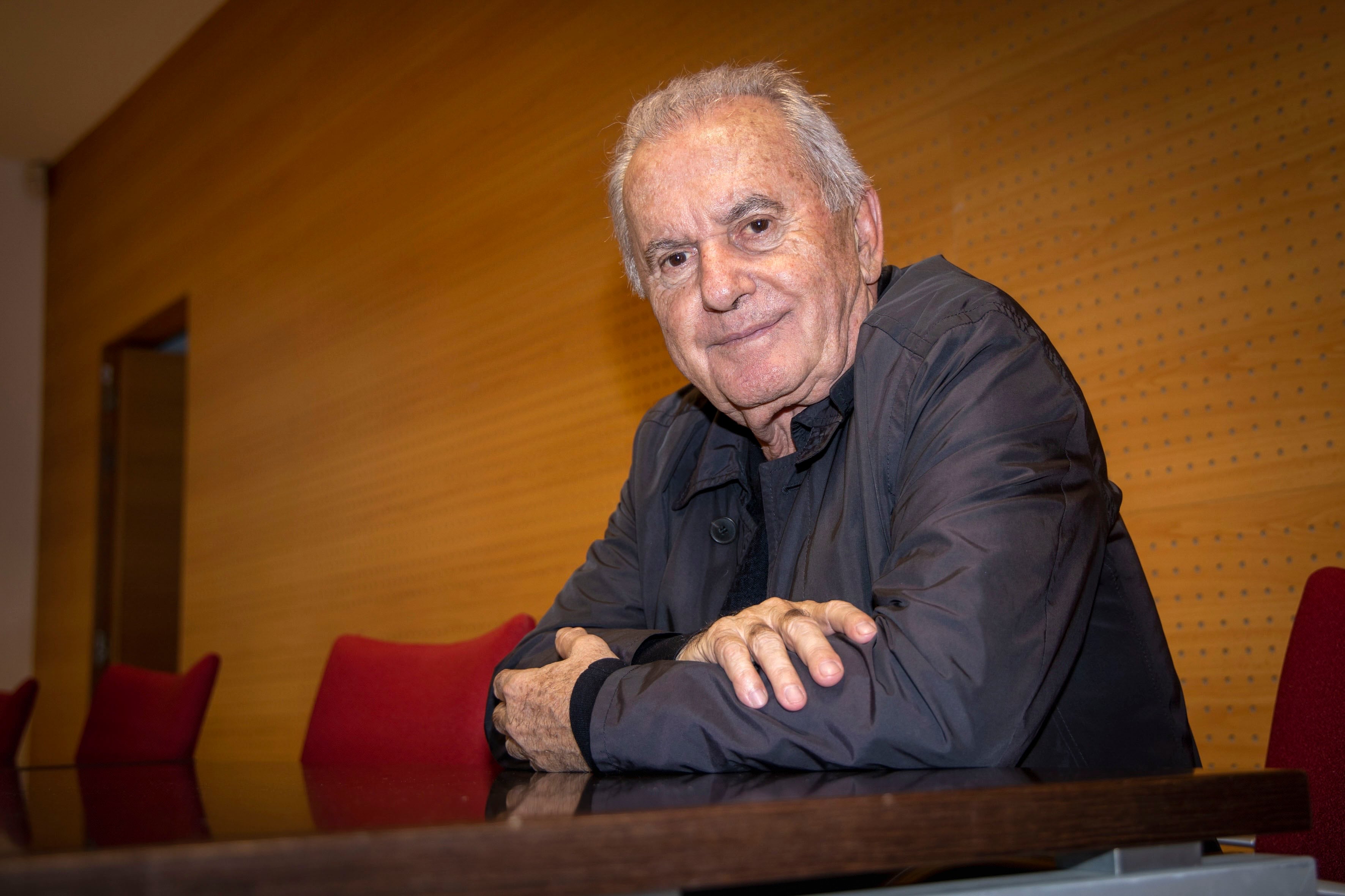 LOGROÑO, 14/11/2025.- El cantautor Víctor Manuel participa en la mesa redonda sobre &#039;La Transición en España&#039;, con motivo de la celebración ?España en Libertad. 50 años?, este viernes en Logroño. EFE/Raquel Manzanares
