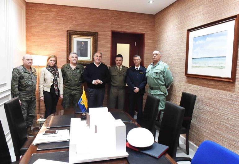 El alcalde de Algeciras (en el centro) junto a la concejal de Coordinación, Eva Pajares y mandos militares