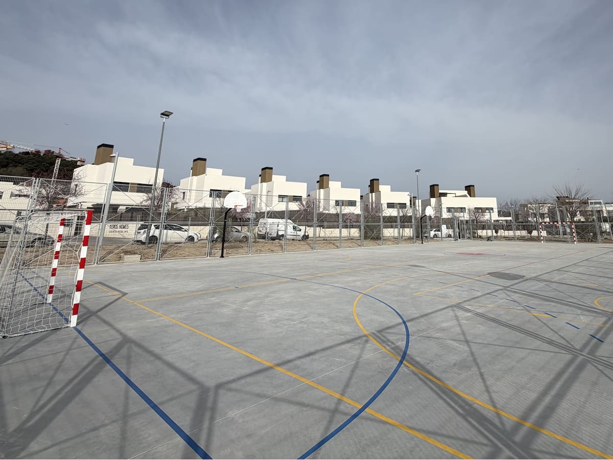 La urbanización Fresno Norte de San Sebastián de los Reyes estrena pista polideportiva