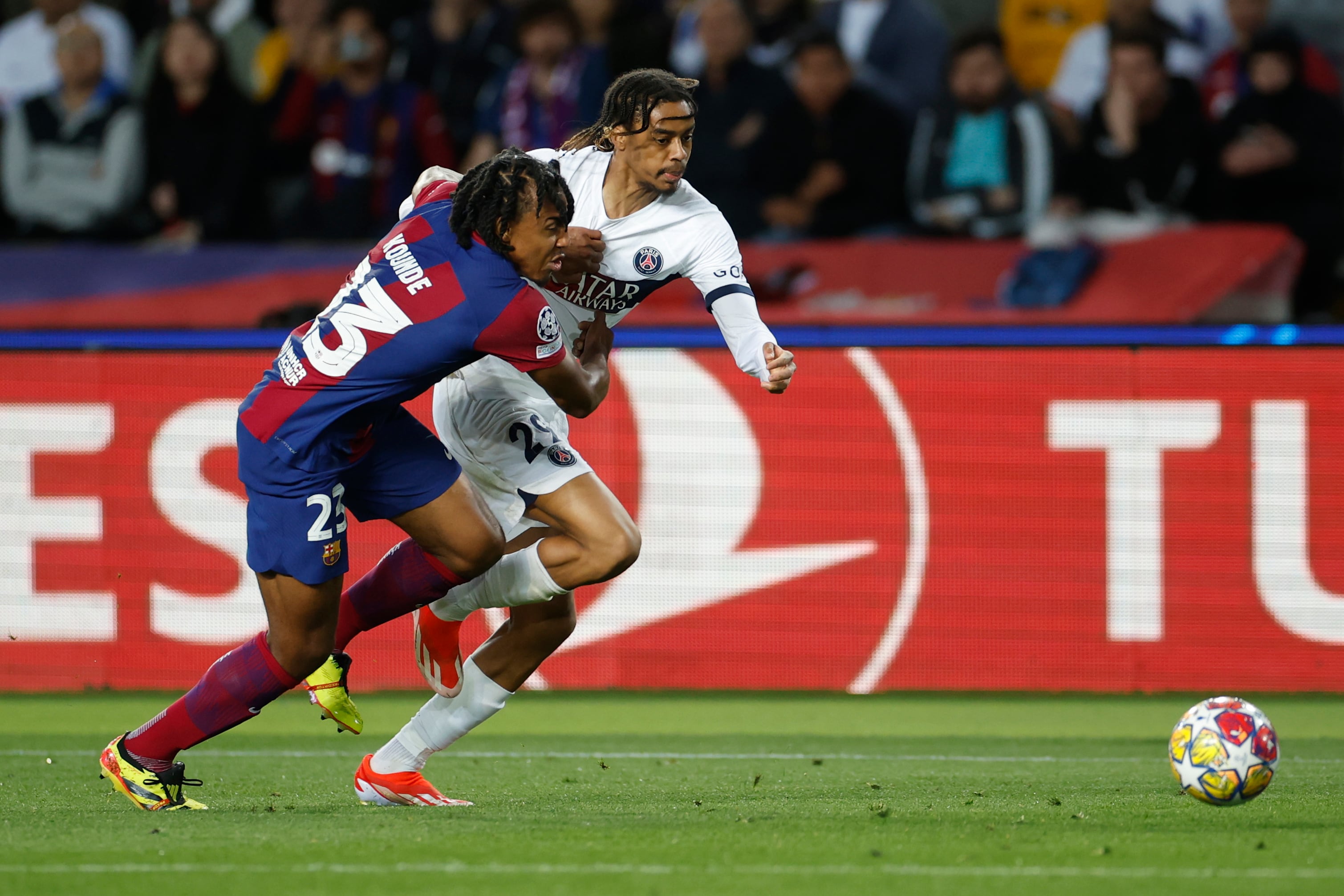 El defensa francés del FC Barcelona, Jules Koundé, disputa el balón ante Bradley Barcola