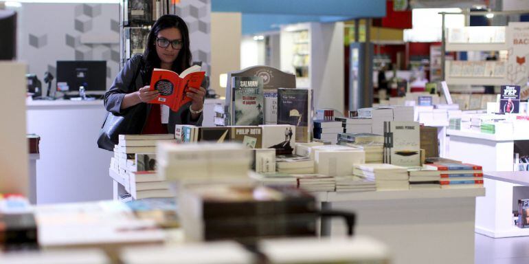 Una visitante observa algunos libros en la Feria del Libro de Buenos Aires