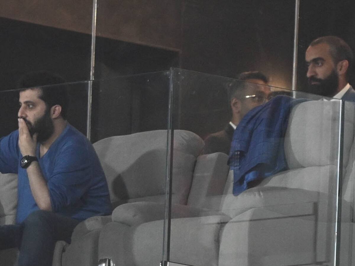 Turki guarda la cartera