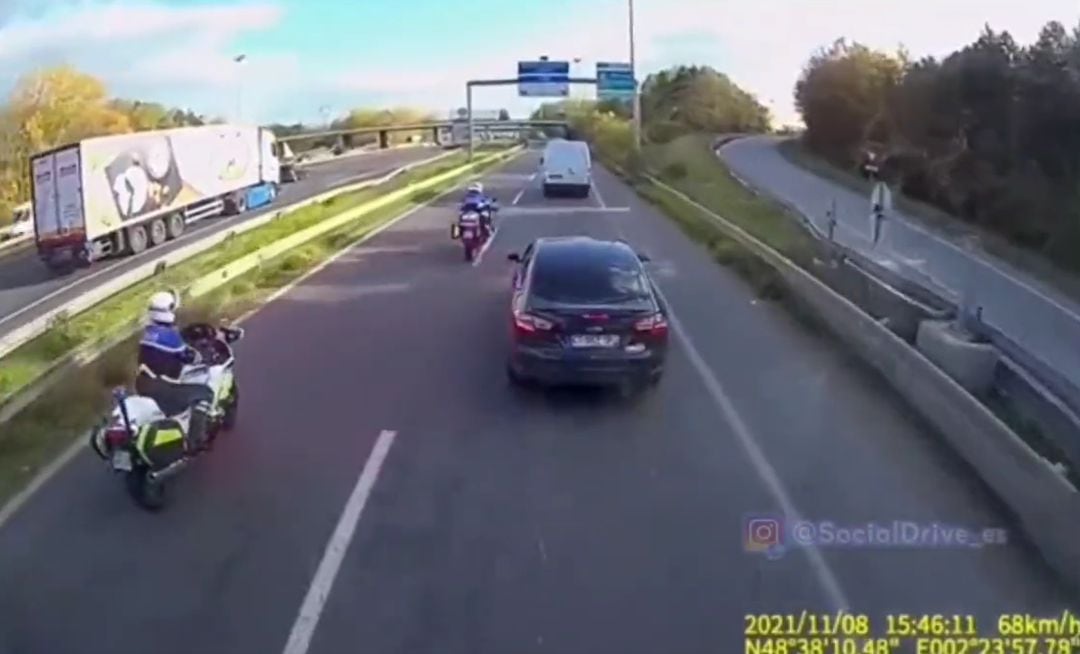 Un coche da frenazos a un camión y aparece la Policía.