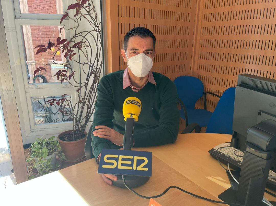 El europarlamentario, Marcos Ros, en los estudios de Radio Murcia