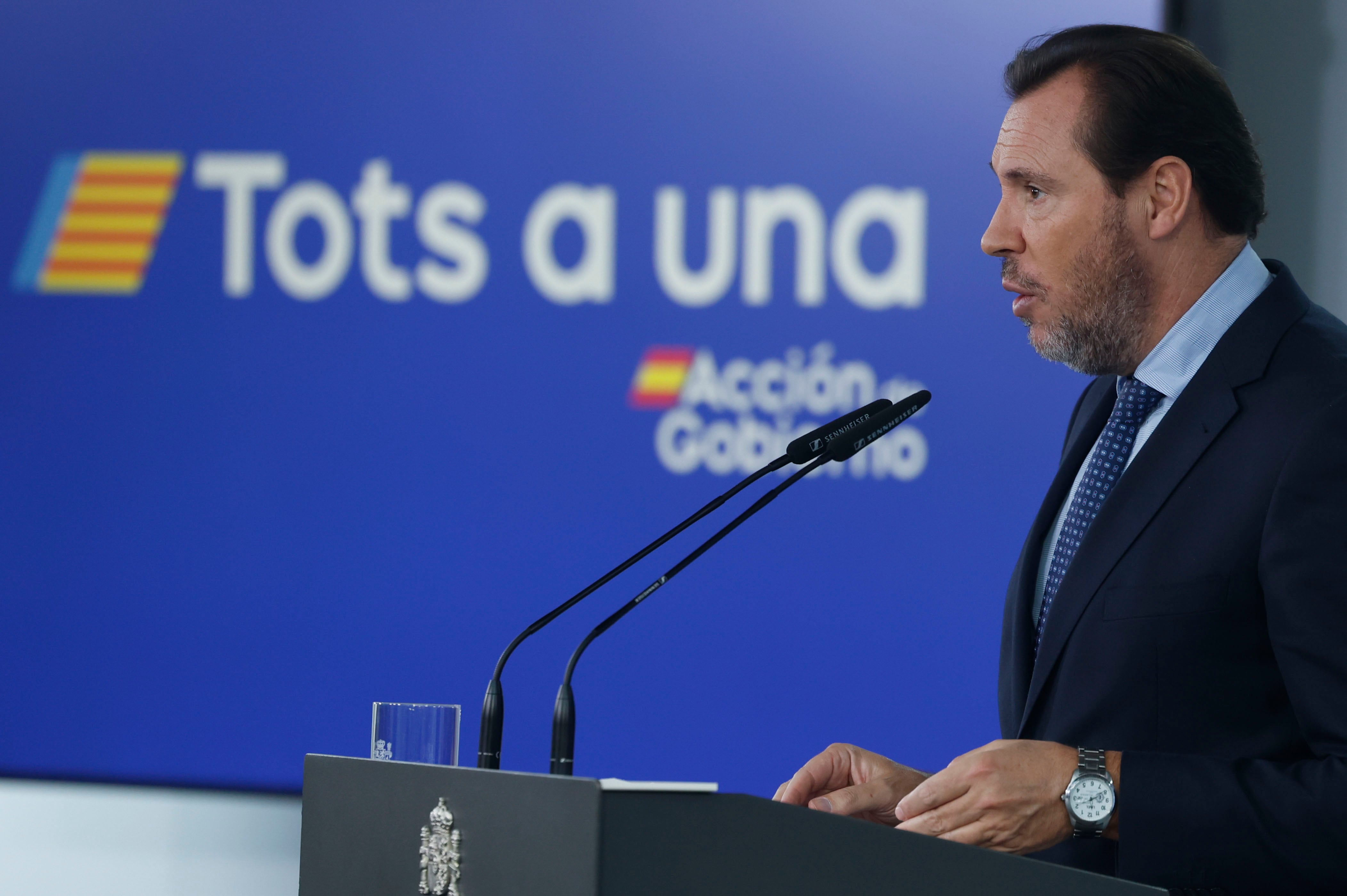 El ministro de Transportes, Óscar Puente, durante la rueda de prensa que ha ofrecido tras la reunión del comité de crisis por la dana