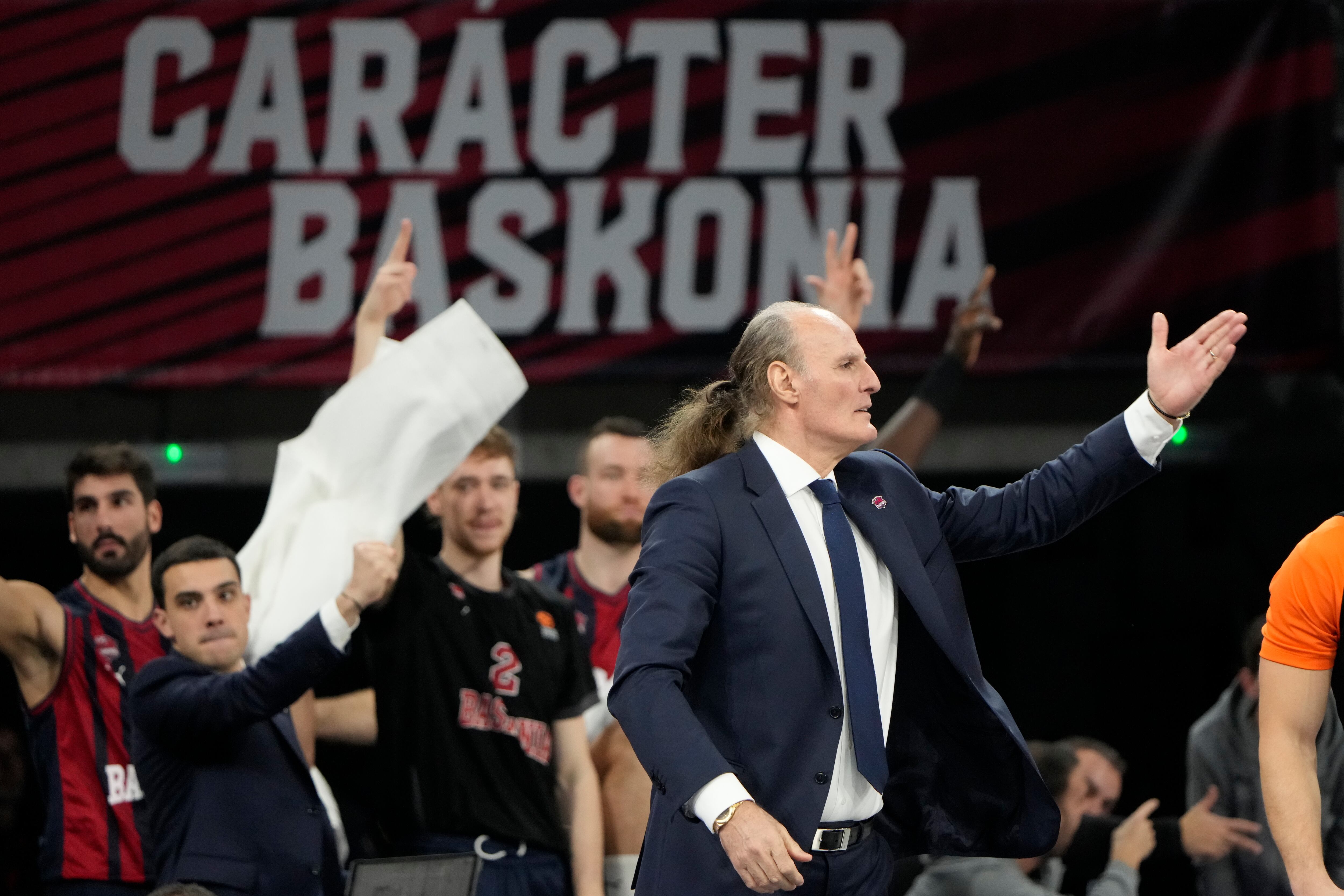 VITORIA -GASTEIZ , 12/01/2024.- El entrenador del Baskonia, el montenegrino Dusko Ivanovic (d), durante el partido de Euroliga ante el Olympiacos que se disputa este viernes en el Fernando Buesa Arena de Vitoria-Gasteiz. EFE/ADRIAN RUIZ HIERRO
