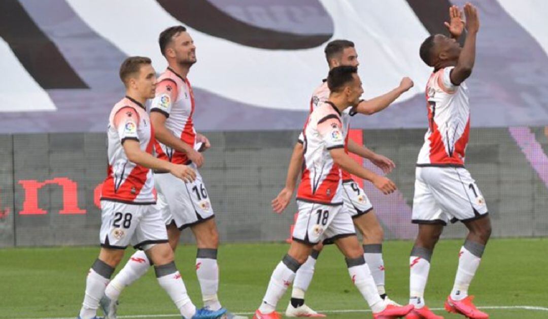 Advíncula celebra su gol