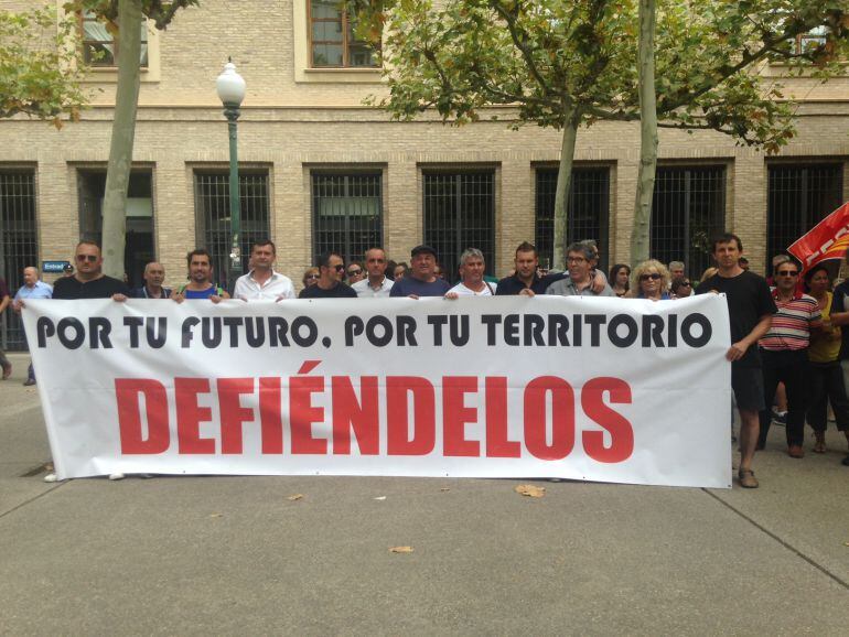 Concentración a las puertas de la sede del Gobierno de Aragón en protesta por la pérdida de empleo en el sector minero