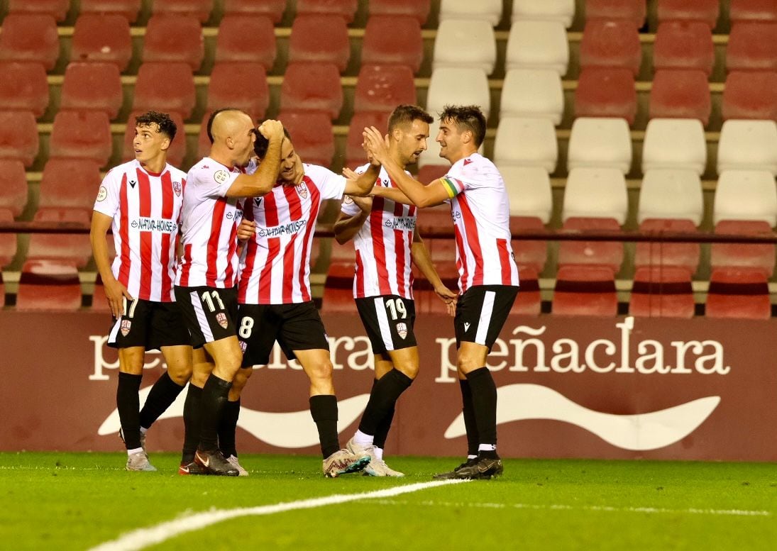 Los futbolistas de la UD Logroñés celebran el tanto de Urcelay / riojapress