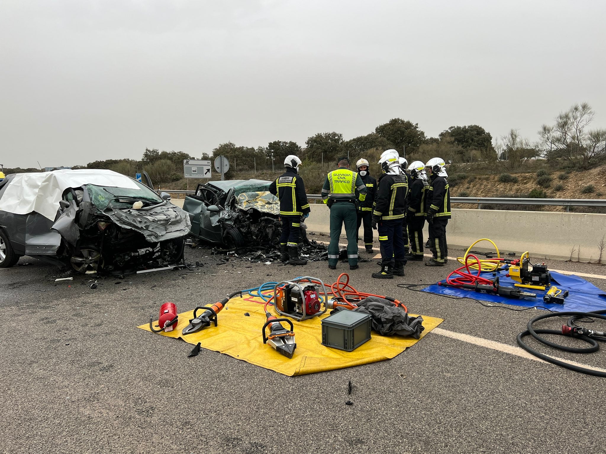 Los servicios de emergencia trabajando en el accidente de la M-501