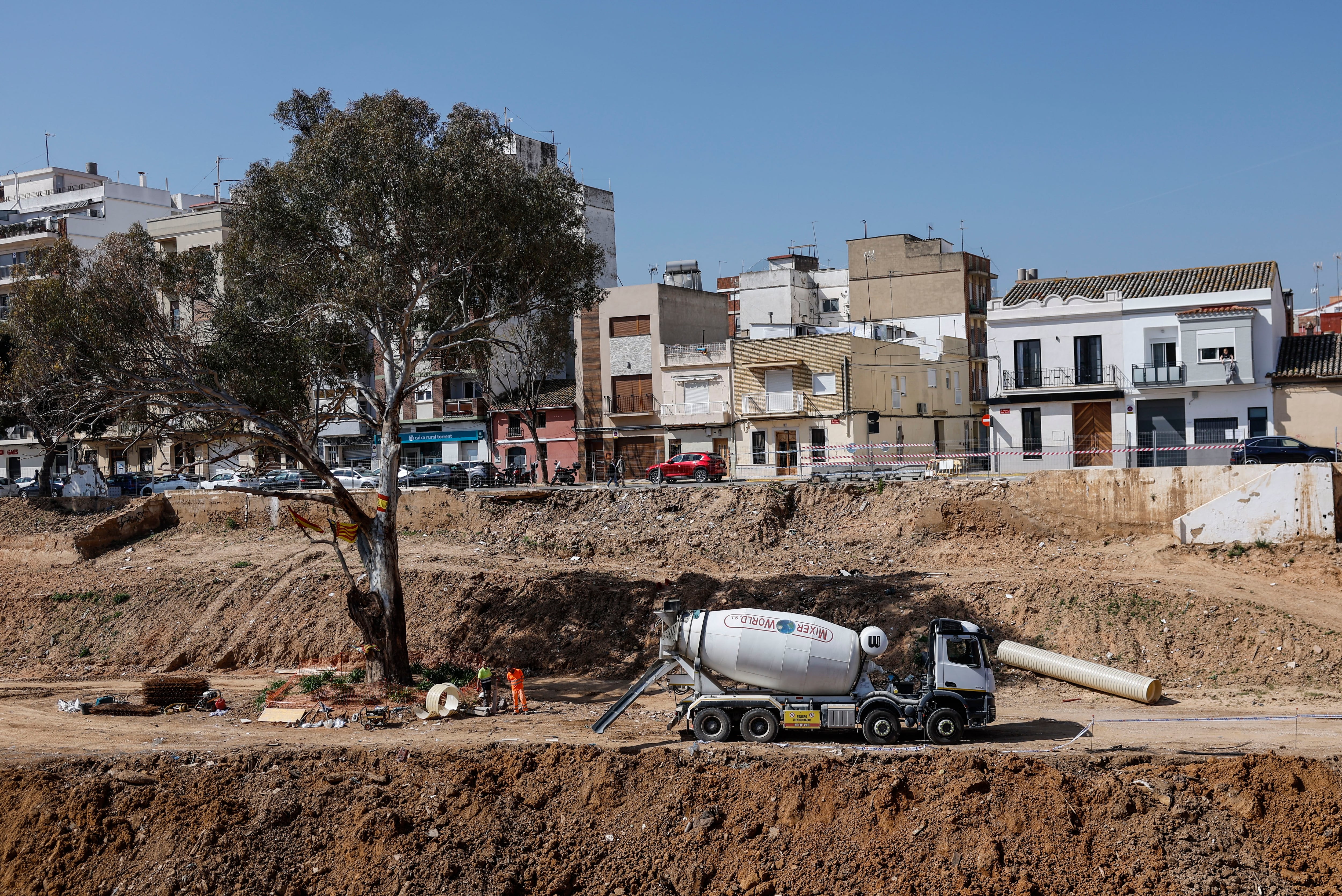 GRAFCVA7005. PAIPORTA (VALENCIA), 09/04/2025.- La delegada del Gobierno en la Comunitat Valencia, Pilar Bernabé, visita las obras que está llevando a cabo la Confederación Hidrográfica del Júcar (CHJ) para la recuperación tras la dana en el municipio de Paiporta. EFE/Kai Forsterling