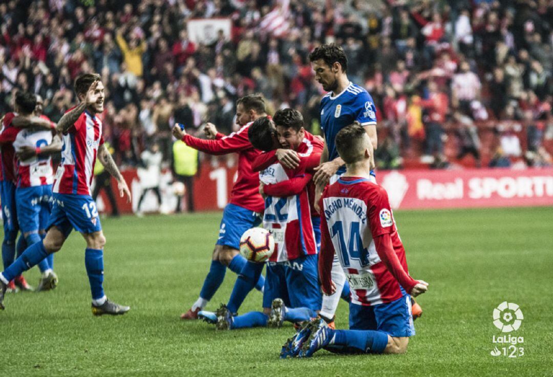 Los jugadores del Sporting celebran la victoria en el derbi.