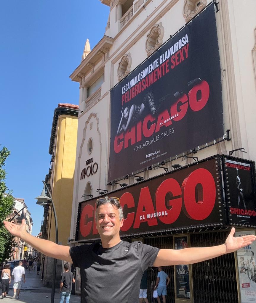 Alejandro Vera, delante del Teatro Apolo de Madrid.