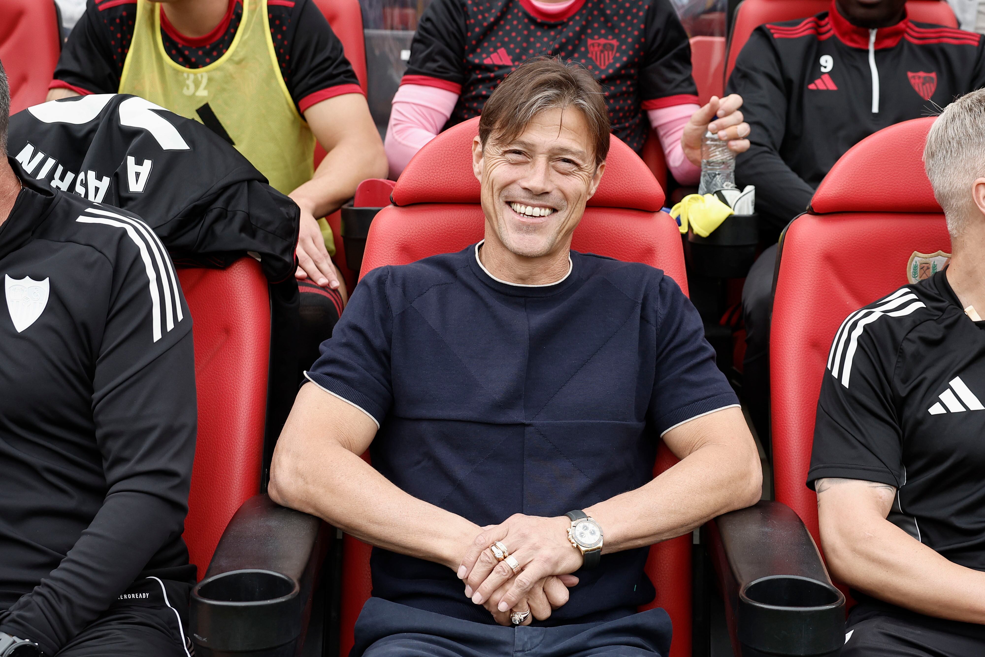 MADRID, 28/09/2025.- El entrenador del Sevilla, Matías Almeyda, instantes antes del inicio del partido correspondiente a la jornada 7 de LaLiga ante el Rayo Vallecano, este domingo, en el Estadio de Vallecas. EFE/ Sergio Pérez
