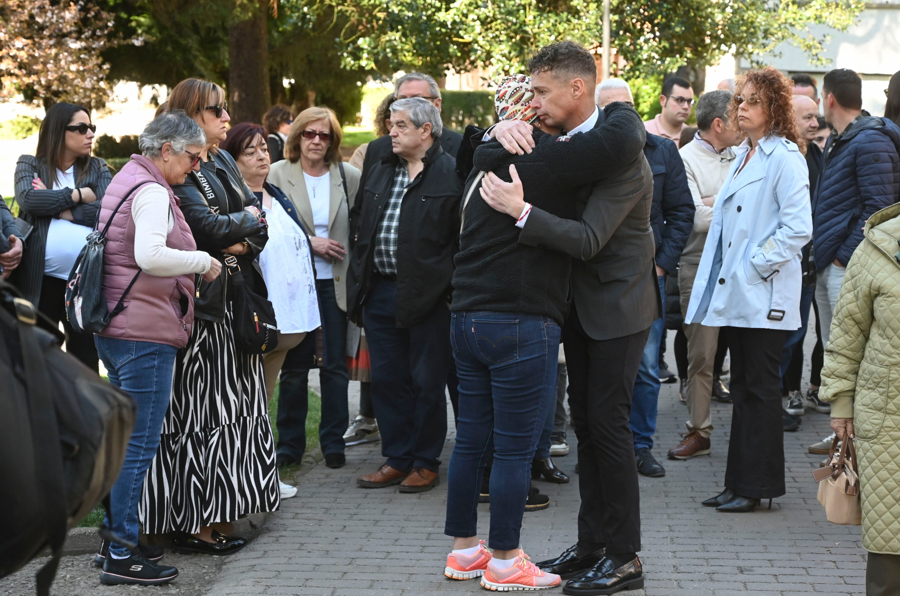 VILLABLINO (LEÓN) (ESPAÑA), 31/03/2026.- Varias personas participan en el homenaje a los cinco mineros fallecidos en accidente en la mina de Cerredo, el pasado año, este martes en Villablino (León). Los municipios de Villablino y Torre del Bierzo, en León, no han logrado cerrar la herida que abrió el accidente en la mina de Cerredo (Asturias) con cinco fallecidos hace justo un año; un suceso que afectó de lleno a dos comarcas tristemente acostumbradas al luto minero que, sin embargo, habían creído que podían dejar atrás esa página de su historia una vez que no quedaban pozos abiertos en León. EFE/J.Casares