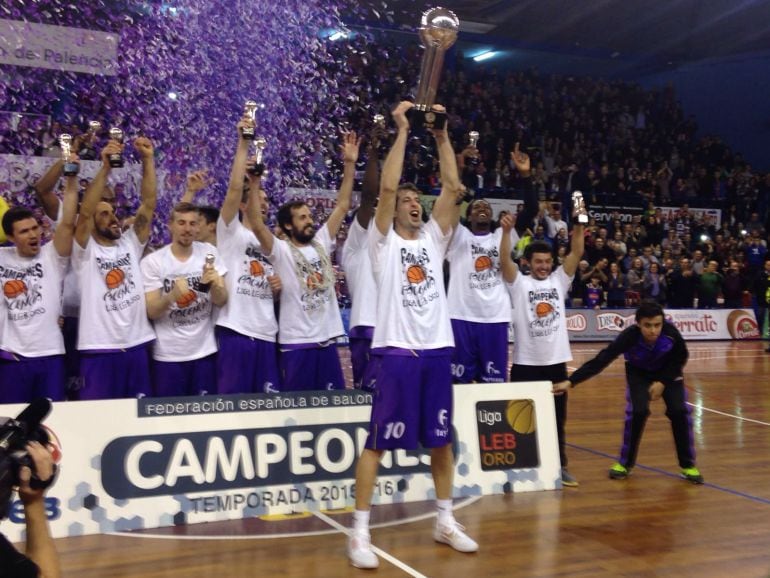 Urko Otegui, con la copa de campeones de la LEB oro