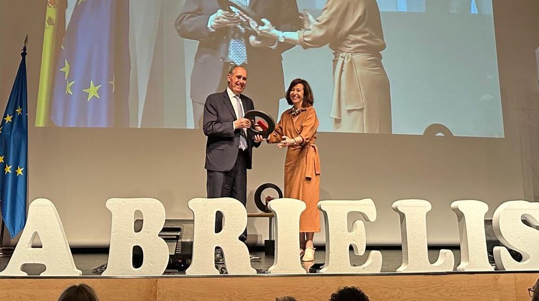 Roque de la Heras, fundador del prestigioso grupo educativo CEF-UDIMA, recibió el galardón de honor